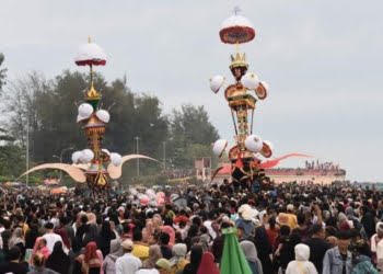 Lautan Manusia Saksikan Pesona Hoyak Tabuik Budaya Piaman 2022 di Pantai Gandoriah