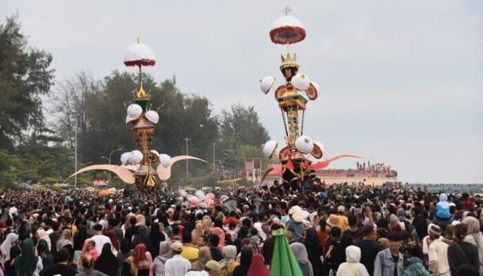 Lautan Manusia Saksikan Pesona Hoyak Tabuik Budaya Piaman 2022 di Pantai Gandoriah