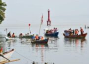 Upacara Bendera di Atas Sampan, Cara Unik Pemuda Pokdarwis Gunung Padang Maknai HUT Kemerdekaan RI