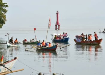 Upacara Bendera di Atas Sampan, Cara Unik Pemuda Pokdarwis Gunung Padang Maknai HUT Kemerdekaan RI