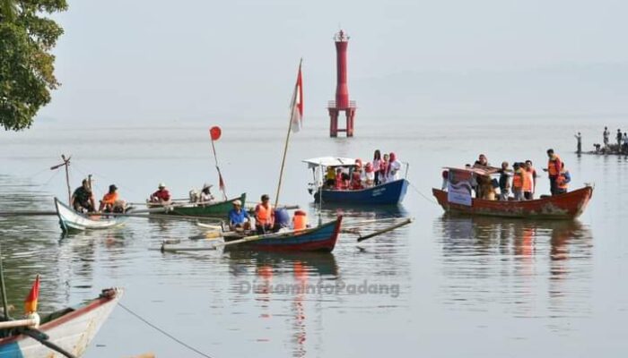 Upacara Bendera di Atas Sampan, Cara Unik Pemuda Pokdarwis Gunung Padang Maknai HUT Kemerdekaan RI