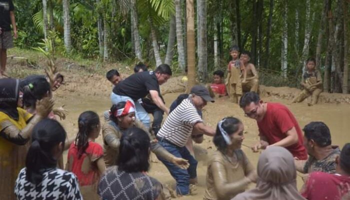 FOTO-FOTO: Serba-serbi Kemeriahan 17 Agustus di Sawahlunto, Walikota Deri Asta Main Lumpur Tarik Tambang