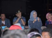 Bersama Keluarga, Walikota Fadly Amran Nobar “Sepatu Dahlan” dengan Warga Balai-balai Padang Panjang