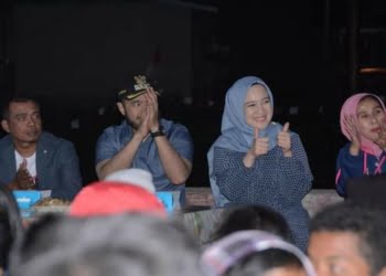 Bersama Keluarga, Walikota Fadly Amran Nobar “Sepatu Dahlan” dengan Warga Balai-balai Padang Panjang