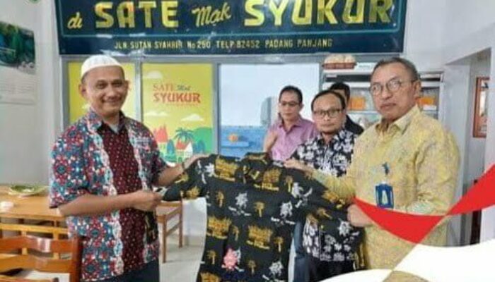 Taat Pajak, Sate Mak Syukur Terima Hadiah Seragam Batik Canting Buana dari BPKD Padang Panjang