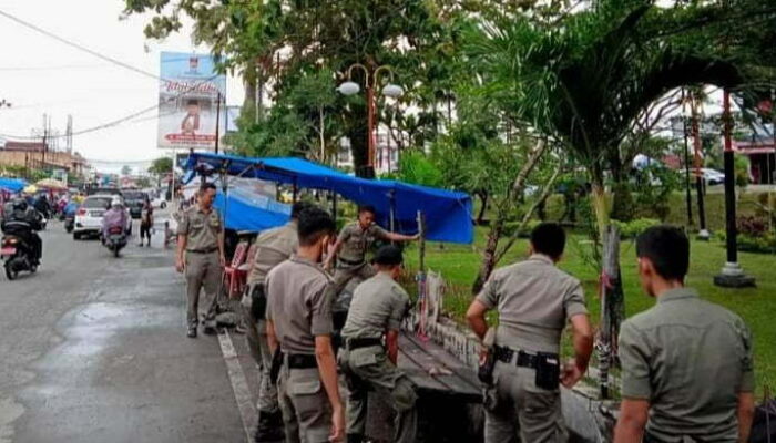 Tutupi Keindahan Taman Nanggalo, 13 Lapak PKL Dibongkar Satpol PP Padang