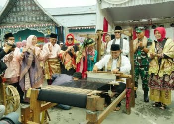 FOTO-FOTO Semarak Festival Songket Pandai Sikek di Kecamatan X Koto Tanah Datar