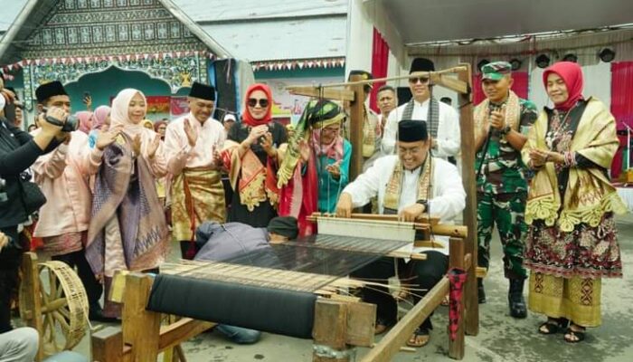 FOTO-FOTO Semarak Festival Songket Pandai Sikek di Kecamatan X Koto Tanah Datar