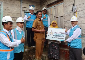 Donasi Pegawai PLN Hadir di Lereng Bukit Sungai Landia Agam, Rumah Warga Gelap Gulita Kini Terang Benderang