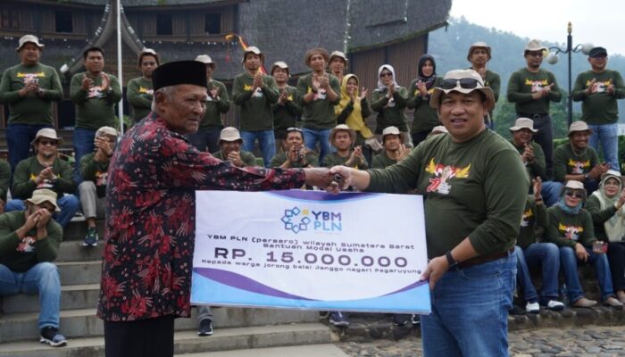 PLN UIW Sumbar Serahkan Bantuan Modal Usaha kepada 50 Pelaku Usaha Kecil di Sekitar Istana Pagaruyung