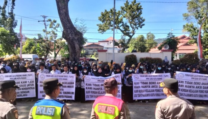 Batal! Wali Kota Padang Tak Hadir Saat Rapat Paripurna, Guru Honorer Ramai-Ramai Geruduk Gedung DPRD
