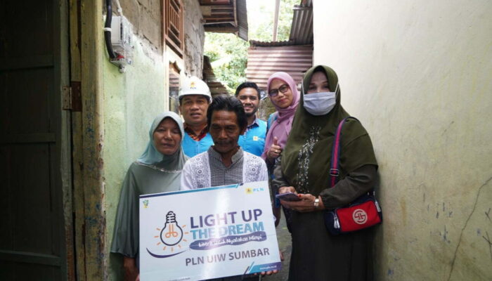 Berkah 17 Agustus, 41 Warga Kurang Mampu di Sumbar Kini “Merdeka” dari Kegelapan Usai dapat Sambungan Listrik Gratis LUTD PLN