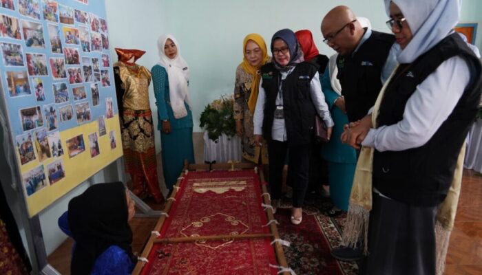 Dorong Kaum Ibu-ibu Produktif, PLN Peduli UIW Sumbar Bantu Mesin Jahit untuk TP PKK Palapa Nan XX Padang