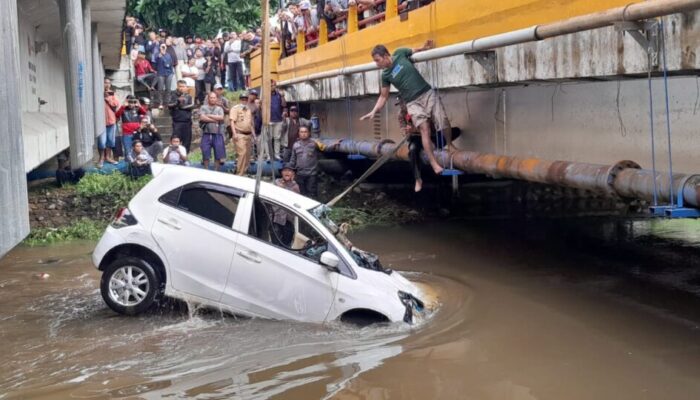 Mobil Honda Brio Masuk Sungai di Jembatan Linggar Jati