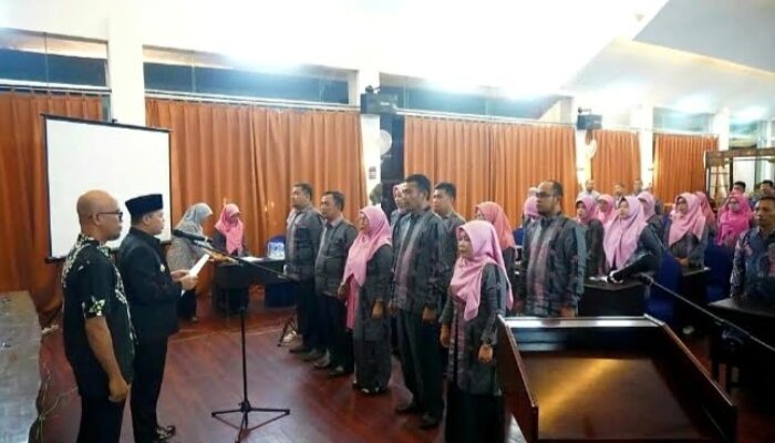 Wabup Sijunjung Iraddatillah Lantik Pengurus MKKS Tingkat SMP Periode 2022-2025