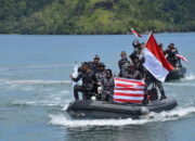 Peringati Hari Kemerdekaan, TNI AL Kibarkan Sang Merah Putih di Bawah Laut
