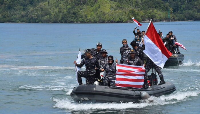 Peringati Hari Kemerdekaan, TNI AL Kibarkan Sang Merah Putih di Bawah Laut