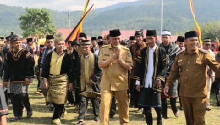 Apresiasi Acara Bakaua Adaik di Jambulipo Sijunjung, Gubernur Mahyeldi: Ini Bukti Menjaga Kearifan Lokal