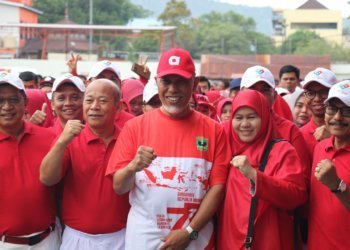 Dilepas Gubernur Mahyeldi, Ratusan Peserta Ikuti Jalan Sehat HUT RI ke-77 di Padang