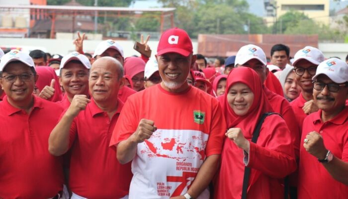 Dilepas Gubernur Mahyeldi, Ratusan Peserta Ikuti Jalan Sehat HUT RI ke-77 di Padang