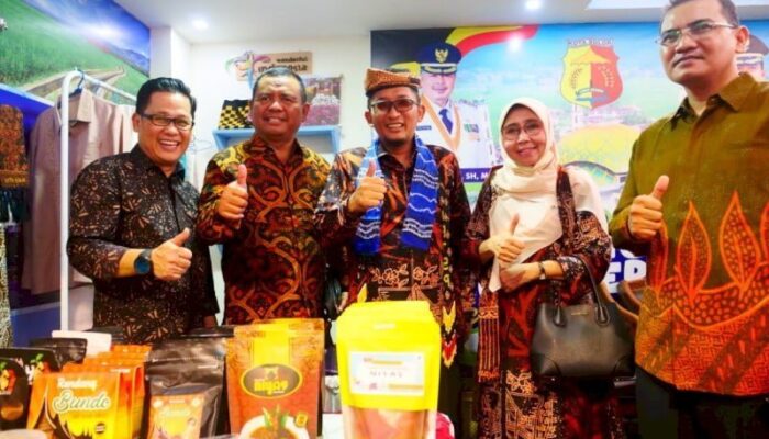 Sesi Kunjungan Stand ICE 2022 di Padang, Para Walikota Promosikan Produk Unggulan Daerah Masing-masing