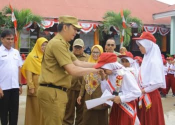 Jadi Pembina Upacara di SDN 06 Lumindai, Walikota Deri Asta Tekankan Pola Hidup Bersih dan Sehat kepada Siswa di Sawahlunto