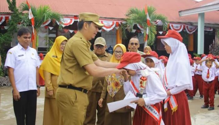 Jadi Pembina Upacara di SDN 06 Lumindai, Walikota Deri Asta Tekankan Pola Hidup Bersih dan Sehat kepada Siswa di Sawahlunto
