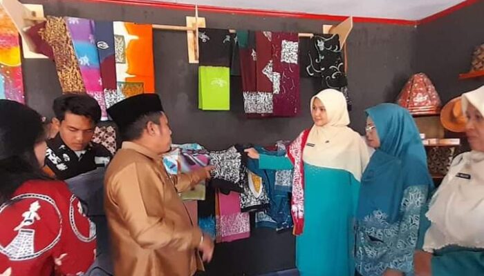 UP2K Sariak Sarumpun Nagari Batu Taba Batipuh Tampilkan Batiak Biliah Disalo Jariamun saat Penilaian TP PKK Tanah Datar