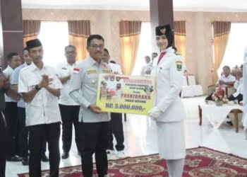 Bikin Bangga Daerahnya, Faiha dkk Anggota Paskibraka Solok Selatan Terima Beasiswa dari Pemkab dan Bank Nagari