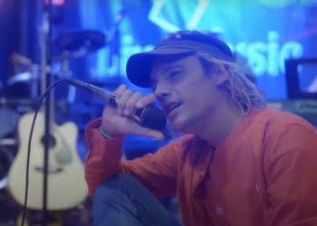 Viral! Bule Italia Nyanyikan Lagu Minang Berjudul “Raja Pareman”