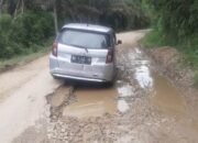 Ruas Jalan Aie Amo-Maloro Rusak, Warga Minta Pemkab Sijunjung Segera Perbaiki Jalan