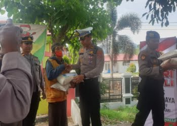 POLRI PEDULI: Giliran Polres Dharmasraya Bagikan Ratusan  Paket Sembako untuk Tukang Ojek dan Sopir Truk