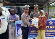 Satlantas Polres Tanah Datar Bagi-Bagi Beras untuk Masyarakat