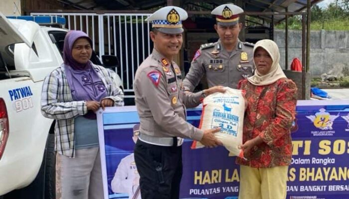 Satlantas Polres Tanah Datar Bagi-Bagi Beras untuk Masyarakat