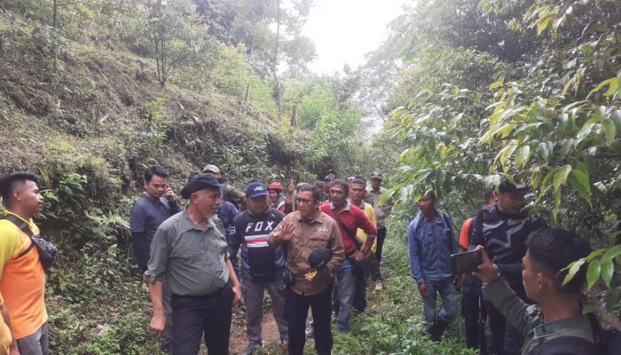 Telusuri Jalan Alternatif Kelok 44, Gubernur Mahyeldi Jalan Kaki 11 Km Menembus Hutan Malalak-Maninjau