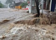 Hujan Deras, Sungai di Pasaman Barat Meluap Genangi Jalan dan Huntara Dibawa Arus