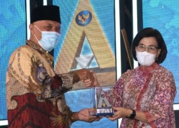 Raih WTP 10 Kali Berturut-turut, Gubernur Sumbar Terima Penghargaan dari Menteri Keuangan Sri Mulyani