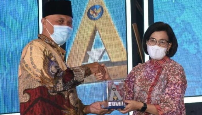 Raih WTP 10 Kali Berturut-turut, Gubernur Sumbar Terima Penghargaan dari Menteri Keuangan Sri Mulyani