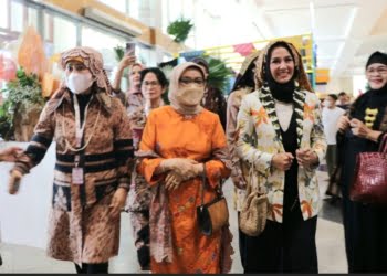 Dipimpin Istri Wagub Fitri Amalia Audy, Ibu-ibu Indo Jalito Tampil Menawan di Fashion Show “Solok Bersolek” Jakarta