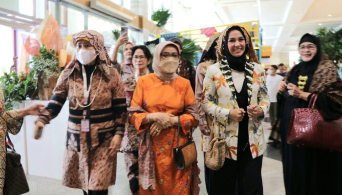 Dipimpin Istri Wagub Fitri Amalia Audy, Ibu-ibu Indo Jalito Tampil Menawan di Fashion Show “Solok Bersolek” Jakarta