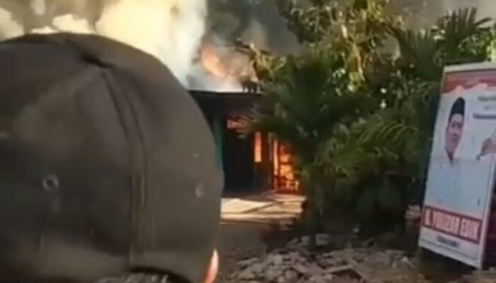 Musibah di Minggu Sore, Tiba-tiba Api Muncul Melalap 1 Rumah Warga di Sitiung 2 Dharmasraya