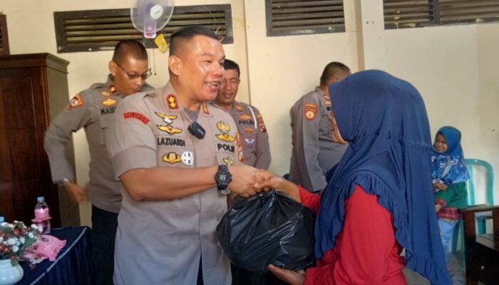 Ringankan Beban Warga Pasca-Kenaikan Harga BBM, Polres Sijunjung Tebar Sembako di Mapolsek IV Nagari