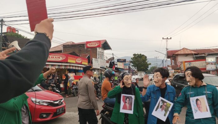 Buntut Kenaikan BBM, Mahasiswa Unand Kartu Merah Tiga Pejabat Negara