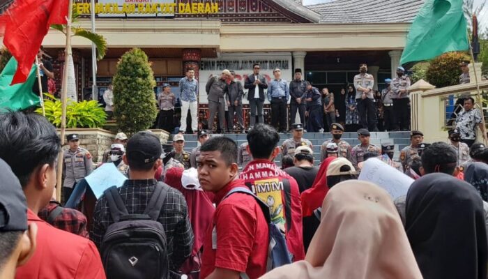 Tolak Kenaikan BBM, IMM Bukittinggi Gotong Keranda Mayat ke Kantor DPRD