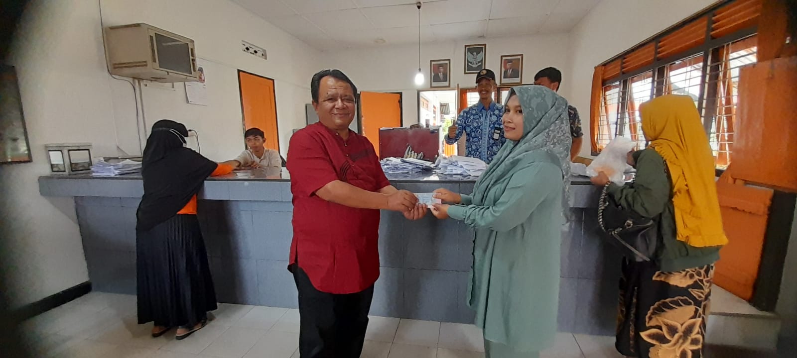 Kepala Cabang Pos Biaro UPT Bukittinggi, Irvan Agus menyerahkan bantuan BLT BBM kepada penerima bantuan di Kantor Pos setempat, Jumat (9/9/2022). Yursil