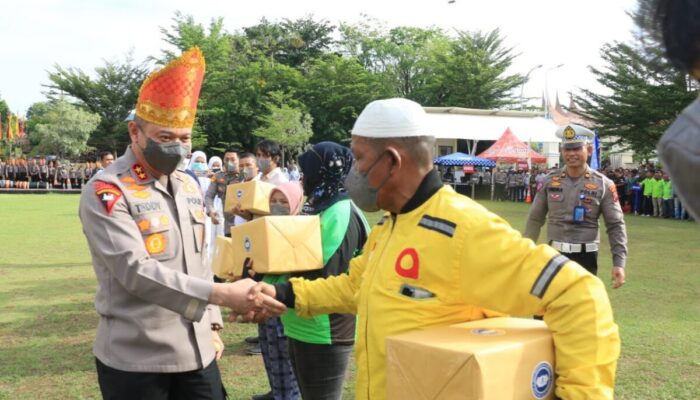 Polda Sumbar Serahkan 5.000 Paket Bansos Pada Pengemudi Angkutan Umum