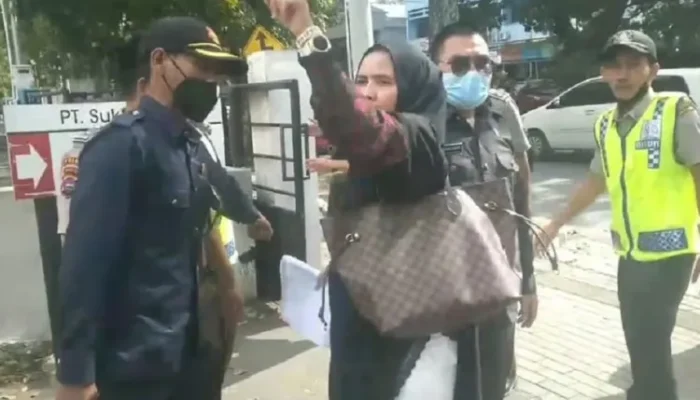 Wanita Asal Bukittinggi Mau Segel Dealer PT Suka Fajar Viral di Medsos, Ternyata Ditipu Karyawan Sales