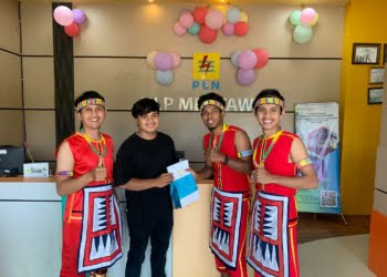 FOTO-FOTO: Surprise dari PLN di Hari Pelanggan, Pegawai Pelayanan Berpakaian Adat di Masing-masing Daerah