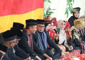 Kunjungi “Bakonya” di Pariaman, Andre Rosiade Disambut Makan Bajamba “Manjapuik Anak Pisang Rang Jambak”