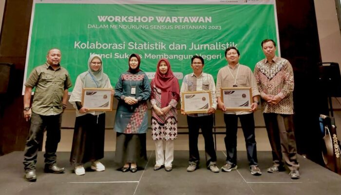Wartawati Haluan, Yesi Deswita Terima Penghargaan dari BPS Sumbar